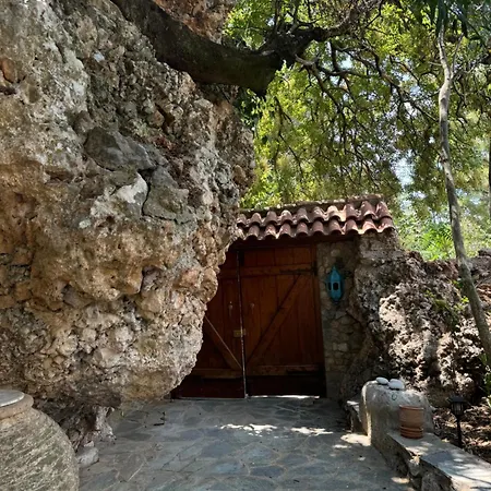 בית נופש Mount Kalathi Seaview Retreat *